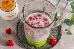 Молочный коктейль с клубникой без мороженого Молочный коктейль с клубникой без мороженого