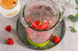 Молочный коктейль с клубникой без мороженого Молочный коктейль с клубникой без мороженого