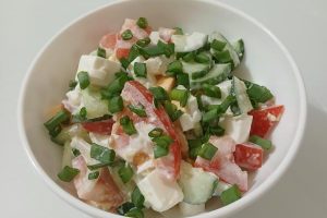 Рецепт: Овощной салат с сыром Фетакса — И с яйцом. А что ещё делать с пасхальными яйцами?)))
