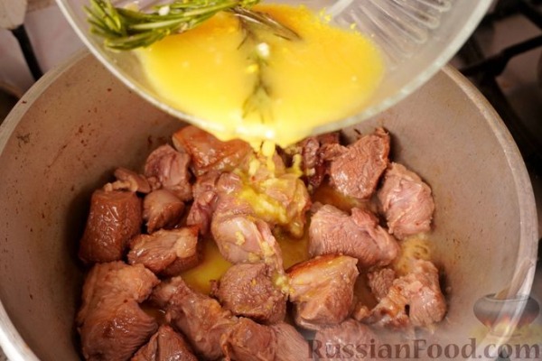 Баранина, тушенная с картофелем и луком-шалот Баранина, тушенная с картофелем и луком-шалот