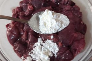 Рецепт: Салат из куриной печени и овощей — Нежнейший салатик, печень тает во рту!