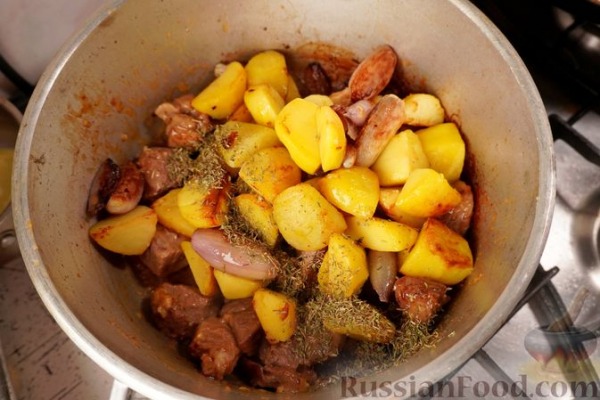 Баранина, тушенная с картофелем и луком-шалот Баранина, тушенная с картофелем и луком-шалот