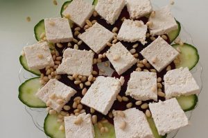 Рецепт: Закуска из печеной свеклы с сыром из ряженки и кедровыми орехами — Вкусная и полезная ПП-закуска всего из трех ингредиентов.