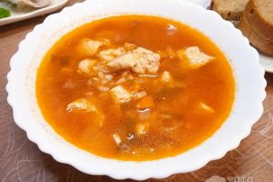 Рецепт: Куриный суп с рисом — и томатами и без картофеля