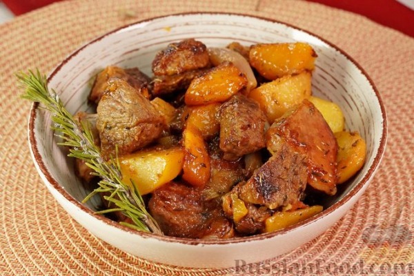 Баранина, тушенная с картофелем и луком-шалот Баранина, тушенная с картофелем и луком-шалот