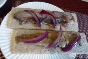 Рецепт: Салака сухого посола — Быстро и очень вкусно.