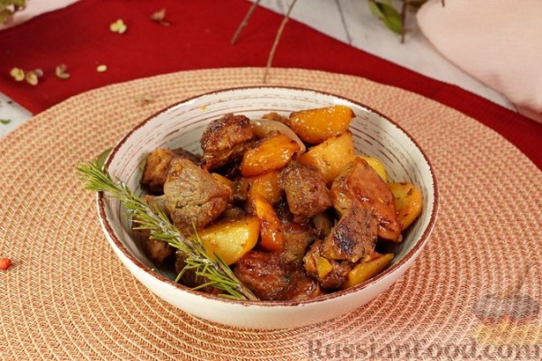 Баранина, тушенная с картофелем и луком-шалот Баранина, тушенная с картофелем и луком-шалот