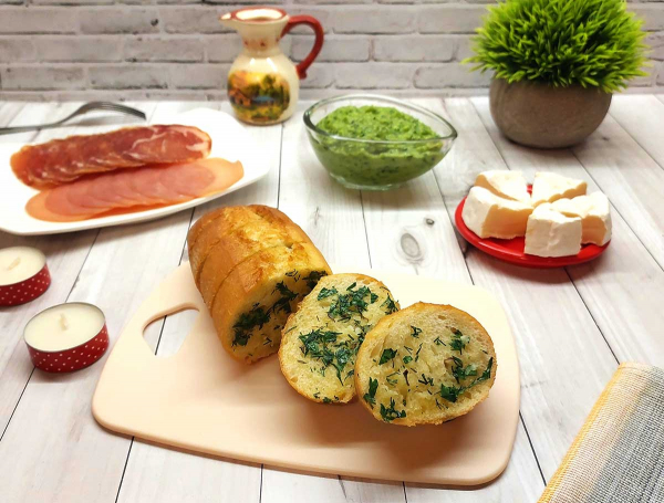 Багет с чесноком и зеленью Багет с чесноком и зеленью