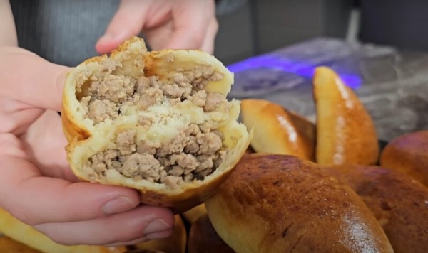 Муж упрашивает готовить только такие. Сочные пирожки с мясом в духовке Муж упрашивает готовить только такие. Сочные пирожки с мясом в духовке