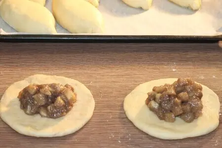 Пирожки печёные с яблоками и корицей Пирожки печёные с яблоками и корицей