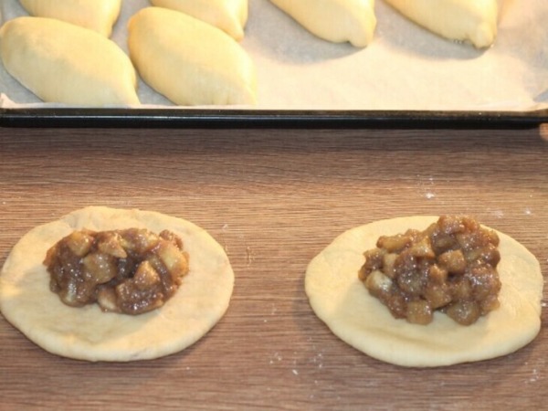 Пирожки печёные с яблоками и корицей Пирожки печёные с яблоками и корицей
