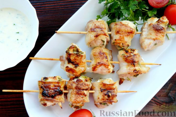 Шашлычки из куриного филе в йогуртовом маринаде, с беконом Шашлычки из куриного филе в йогуртовом маринаде, с беконом