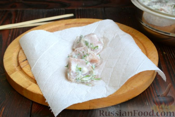 Шашлычки из куриного филе в йогуртовом маринаде, с беконом Шашлычки из куриного филе в йогуртовом маринаде, с беконом
