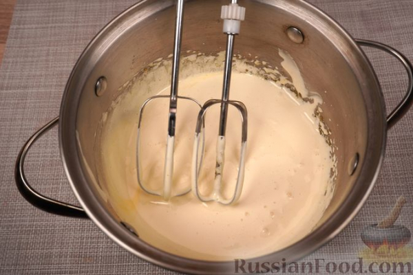Шарлотка из сдобных булочек, с яблоками, вишней и смородиновым соусом Шарлотка из сдобных булочек, с яблоками, вишней и смородиновым соусом