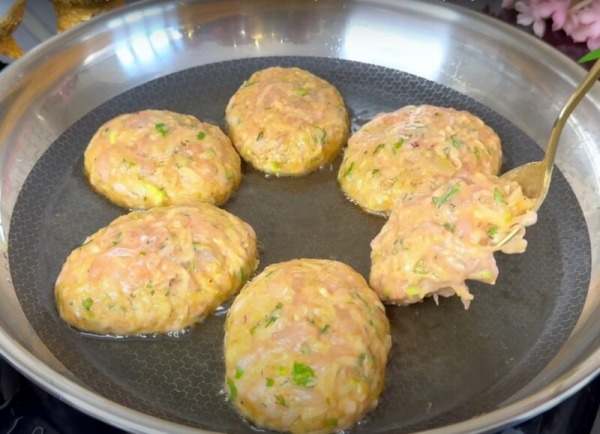 Блюдо из кабачков, которое я готовлю всю ночь и затем продаю на пляже. Вкусно и очень сытно Блюдо из кабачков, которое я готовлю всю ночь и затем продаю на пляже. Вкусно и очень сытно