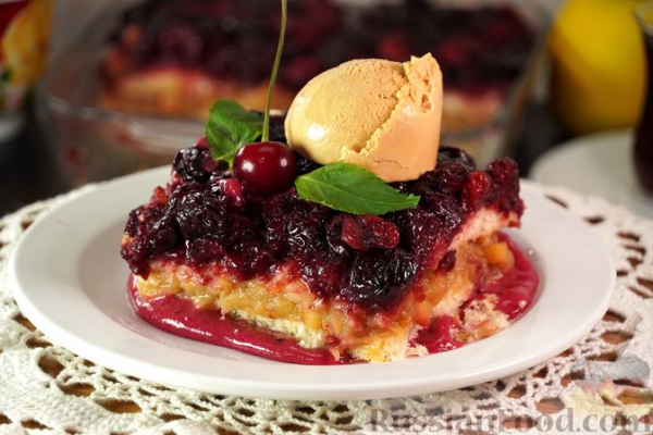 Шарлотка из сдобных булочек, с яблоками, вишней и смородиновым соусом Шарлотка из сдобных булочек, с яблоками, вишней и смородиновым соусом