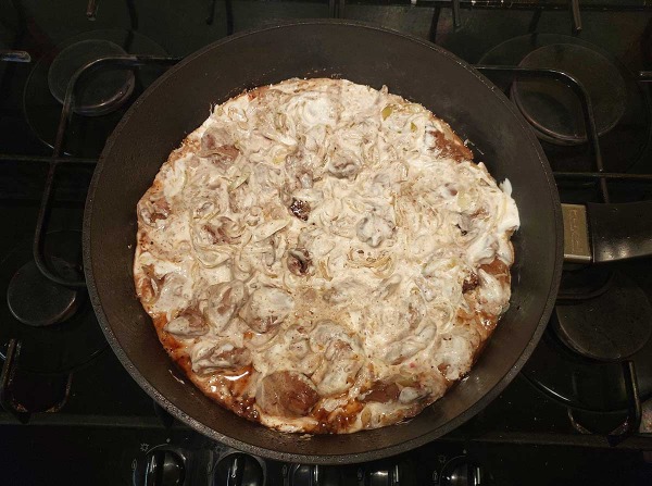 Куриная печень с луком в сметане Куриная печень с луком в сметане