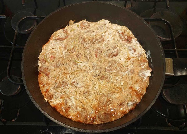 Куриная печень с луком в сметане Куриная печень с луком в сметане
