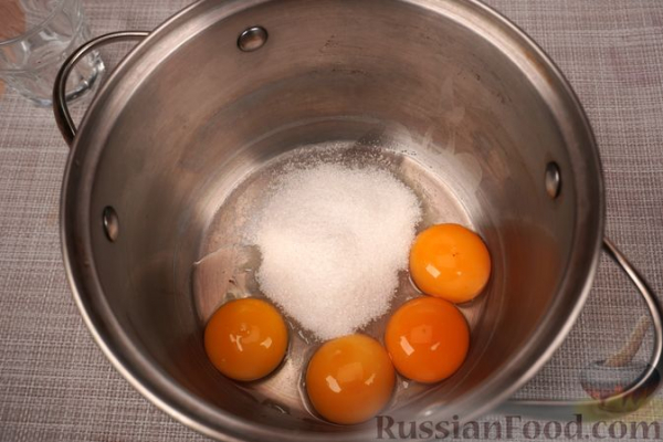 Шарлотка из сдобных булочек, с яблоками, вишней и смородиновым соусом Шарлотка из сдобных булочек, с яблоками, вишней и смородиновым соусом