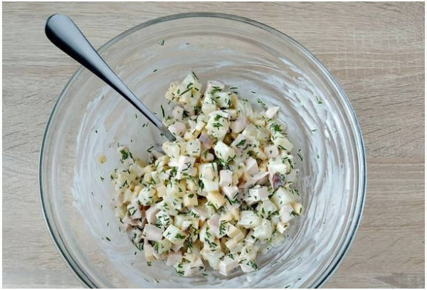 Салат с курицей и ананасами классический Салат с курицей и ананасами классический