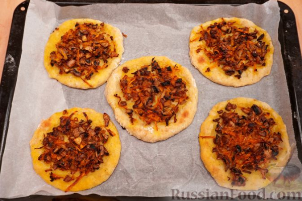 Картофельные мини-пиццы с шампиньонами и морковью Картофельные мини-пиццы с шампиньонами и морковью