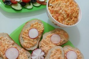Рецепт: Салат из моркови с сыром и чесноком — Два варианта морковного салата: из варёной и сырой моркови. Салат-закуска и паштет для бутербродов.