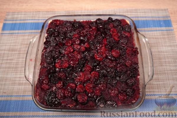 Шарлотка из сдобных булочек, с яблоками, вишней и смородиновым соусом Шарлотка из сдобных булочек, с яблоками, вишней и смородиновым соусом