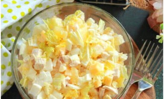 Салат с курицей и ананасами классический Салат с курицей и ананасами классический