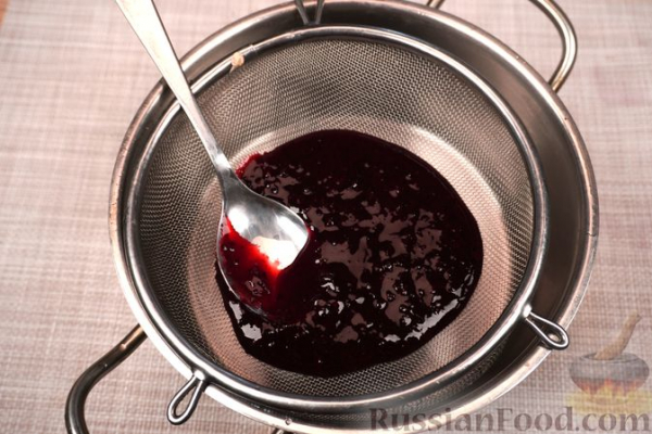 Шарлотка из сдобных булочек, с яблоками, вишней и смородиновым соусом Шарлотка из сдобных булочек, с яблоками, вишней и смородиновым соусом
