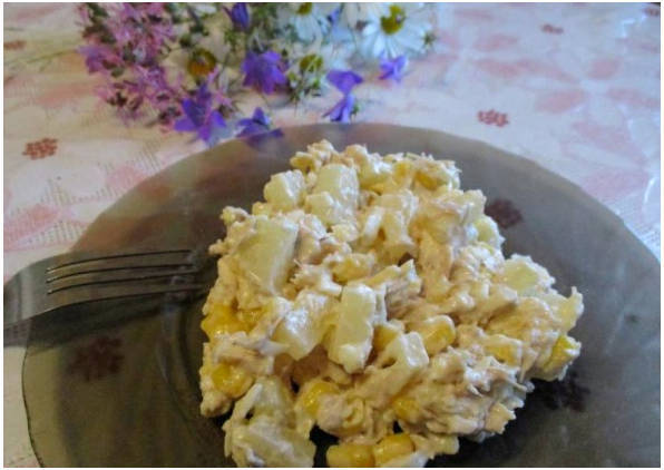 Салат с курицей и ананасами классический Салат с курицей и ананасами классический