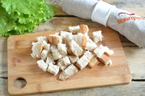 Салат Цезарь с курицей и сухариками Салат Цезарь с курицей и сухариками