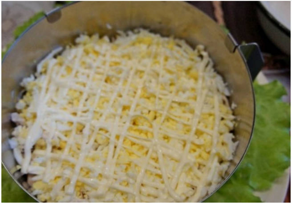 Салат с курицей и ананасами классический Салат с курицей и ананасами классический