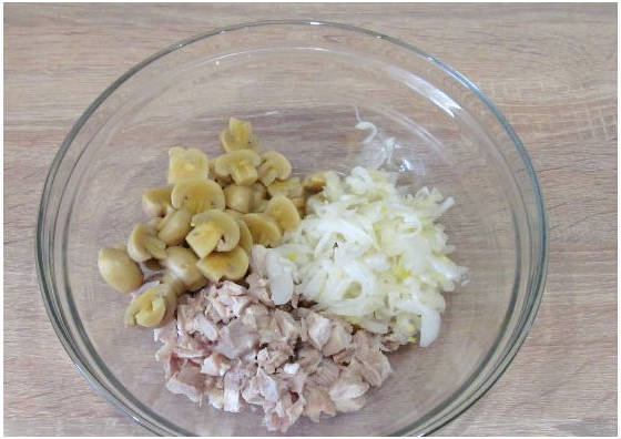 Салат с курицей и ананасами классический Салат с курицей и ананасами классический