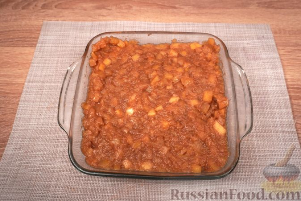 Шарлотка из сдобных булочек, с яблоками, вишней и смородиновым соусом Шарлотка из сдобных булочек, с яблоками, вишней и смородиновым соусом