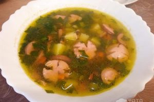 Рецепт: Овощной суп с сосисками — и шпинатом
