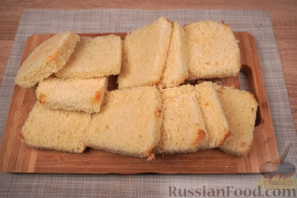 Шарлотка из сдобных булочек, с яблоками, вишней и смородиновым соусом Шарлотка из сдобных булочек, с яблоками, вишней и смородиновым соусом