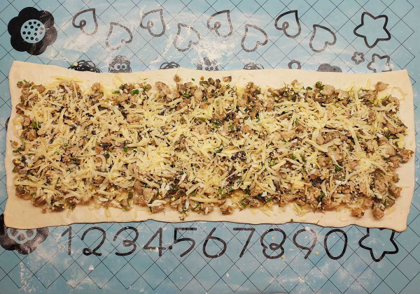 Пирог с курицей из слоеного теста Пирог с курицей из слоеного теста