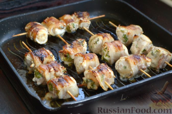 Шашлычки из куриного филе в йогуртовом маринаде, с беконом Шашлычки из куриного филе в йогуртовом маринаде, с беконом