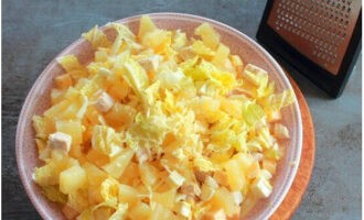 Салат с курицей и ананасами классический Салат с курицей и ананасами классический