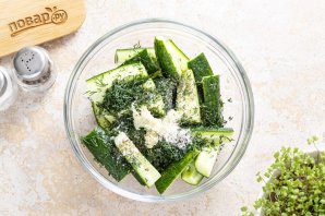 Огурцы с чесноком и укропом Огурцы с чесноком и укропом