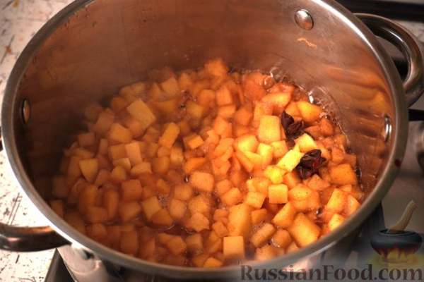 Шарлотка из сдобных булочек, с яблоками, вишней и смородиновым соусом Шарлотка из сдобных булочек, с яблоками, вишней и смородиновым соусом