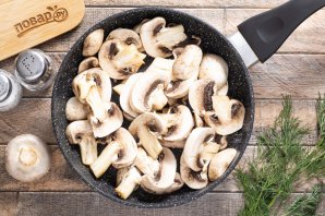 Шампиньоны жареные с луком Шампиньоны жареные с луком