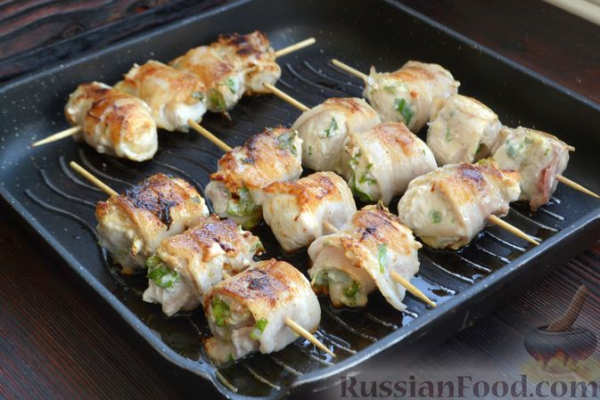 Шашлычки из куриного филе в йогуртовом маринаде, с беконом Шашлычки из куриного филе в йогуртовом маринаде, с беконом