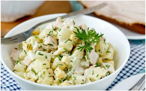 Салат с курицей и ананасами классический Салат с курицей и ананасами классический
