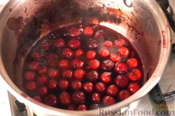 Шарлотка из сдобных булочек, с яблоками, вишней и смородиновым соусом Шарлотка из сдобных булочек, с яблоками, вишней и смородиновым соусом