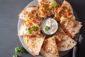 Вместо шашлыка: куриные лепешки с йогуртовым соусом и лимоном в духе Мексики