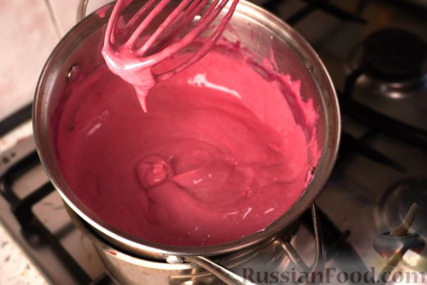 Шарлотка из сдобных булочек, с яблоками, вишней и смородиновым соусом Шарлотка из сдобных булочек, с яблоками, вишней и смородиновым соусом