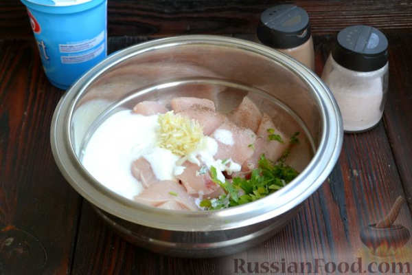 Шашлычки из куриного филе в йогуртовом маринаде, с беконом Шашлычки из куриного филе в йогуртовом маринаде, с беконом