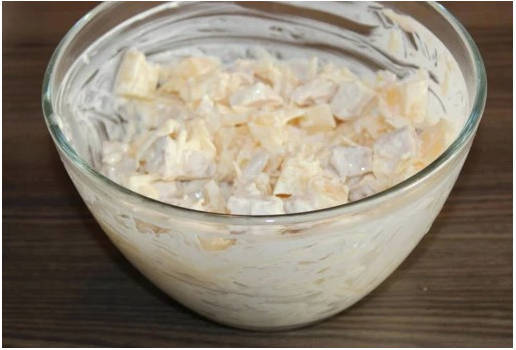 Салат с курицей и ананасами классический Салат с курицей и ананасами классический