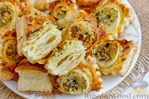 Слойки с луком и пряными травами Слойки с луком и пряными травами